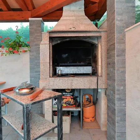 Daire Cozy With Terrace And Bbq Štinjan
